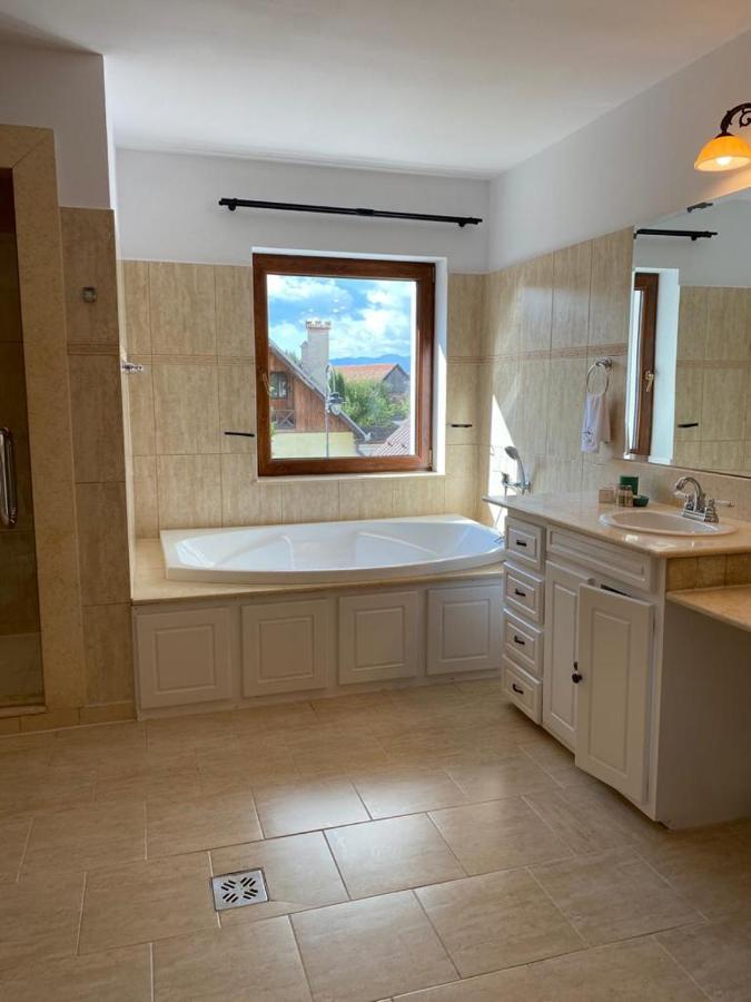 Apartaments Rîşnov Eksteriør bilde