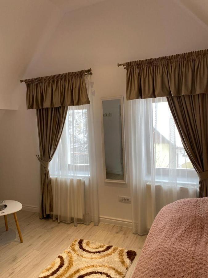Apartaments Rîşnov Eksteriør bilde